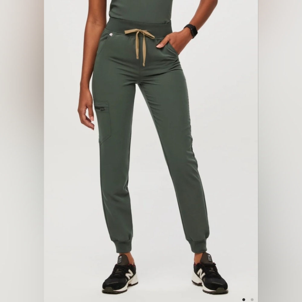 Figs High Waisted Zamora - Jogger Scrub Pant™ in Moss Size Large